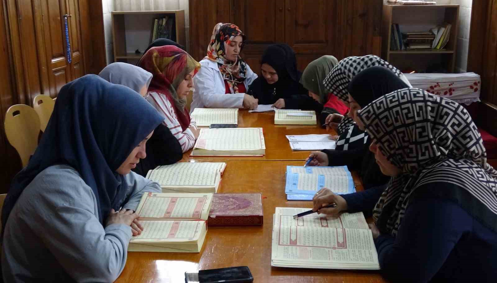 75 yasindaki fatma teyzenin kuran i kerim ogrenme azmi 5 JJ32Rj9N