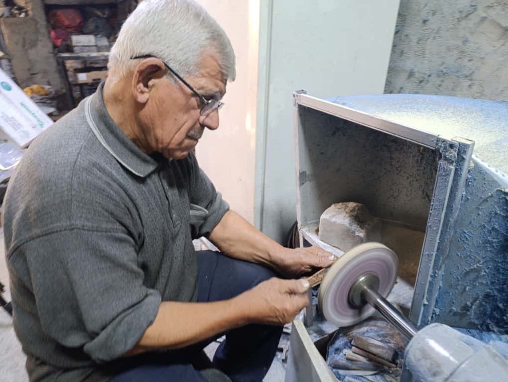 75 yasindaki usta baba meslegini surduruyor el isciligi koc boynuzu bicak uretiyor 2 Ya92FHCp