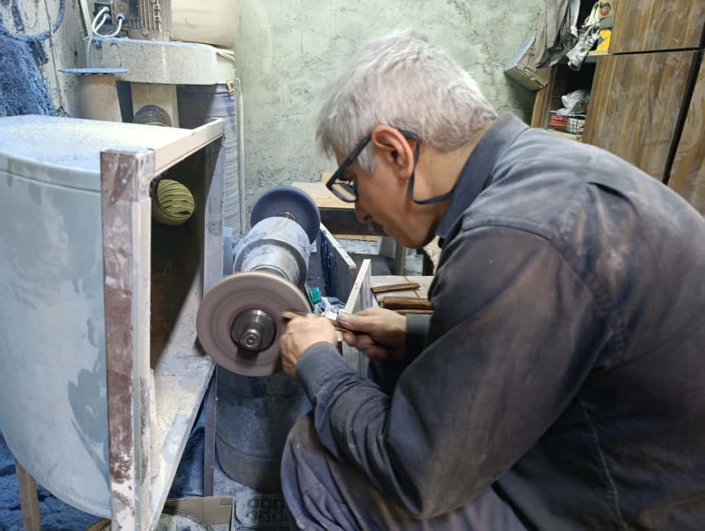 75 yasindaki usta baba meslegini surduruyor el isciligi koc boynuzu bicak uretiyor 3 Ju4vjF3t