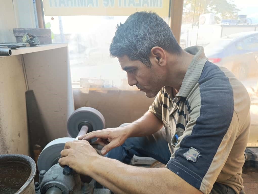 75 yasindaki usta baba meslegini surduruyor el isciligi koc boynuzu bicak uretiyor 4