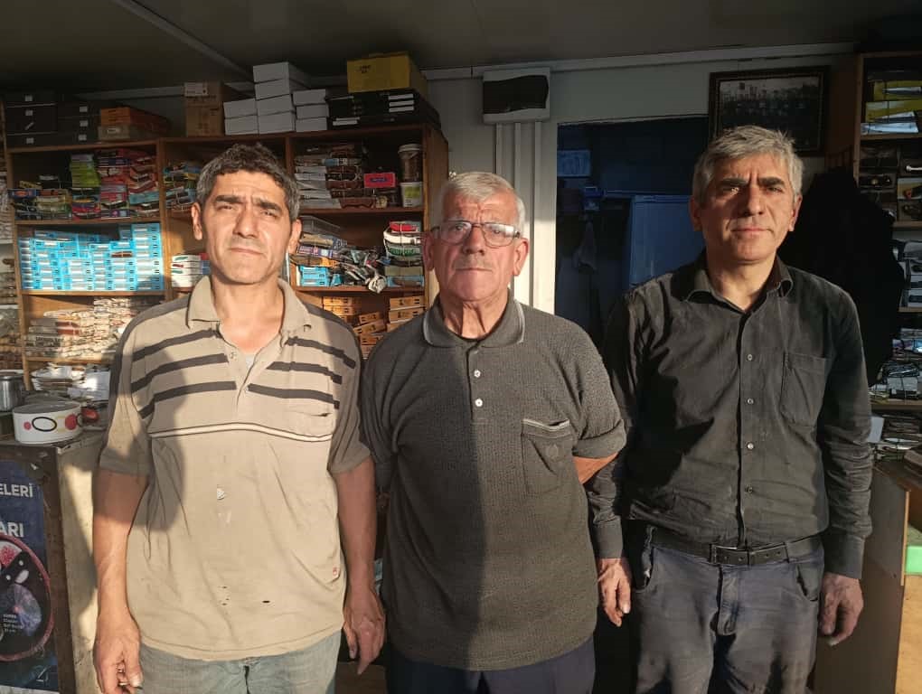 75 yasindaki usta baba meslegini surduruyor el isciligi koc boynuzu bicak uretiyor 5 tgcgqueA