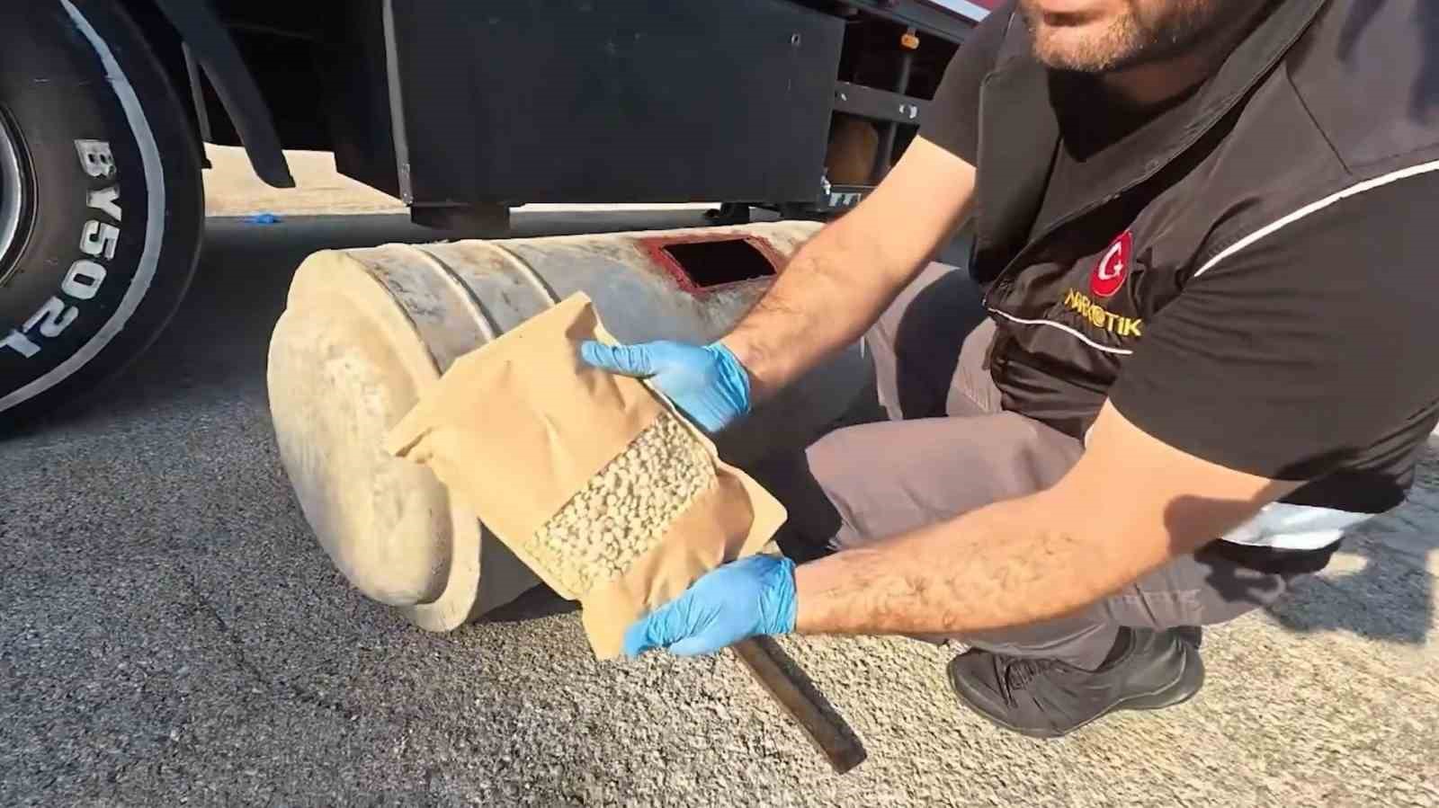76 ilde düzenlenen operasyonlarda 1 ton 707 kilo uyuşturucu madde ile 2 milyonun üzerinde hap ele geçirildi 4 76 ilde duzenlenen operasyonlarda 1 ton 707 kilo uyusturucu madde ile 2 milyonun uzerinde kZgEO5L7