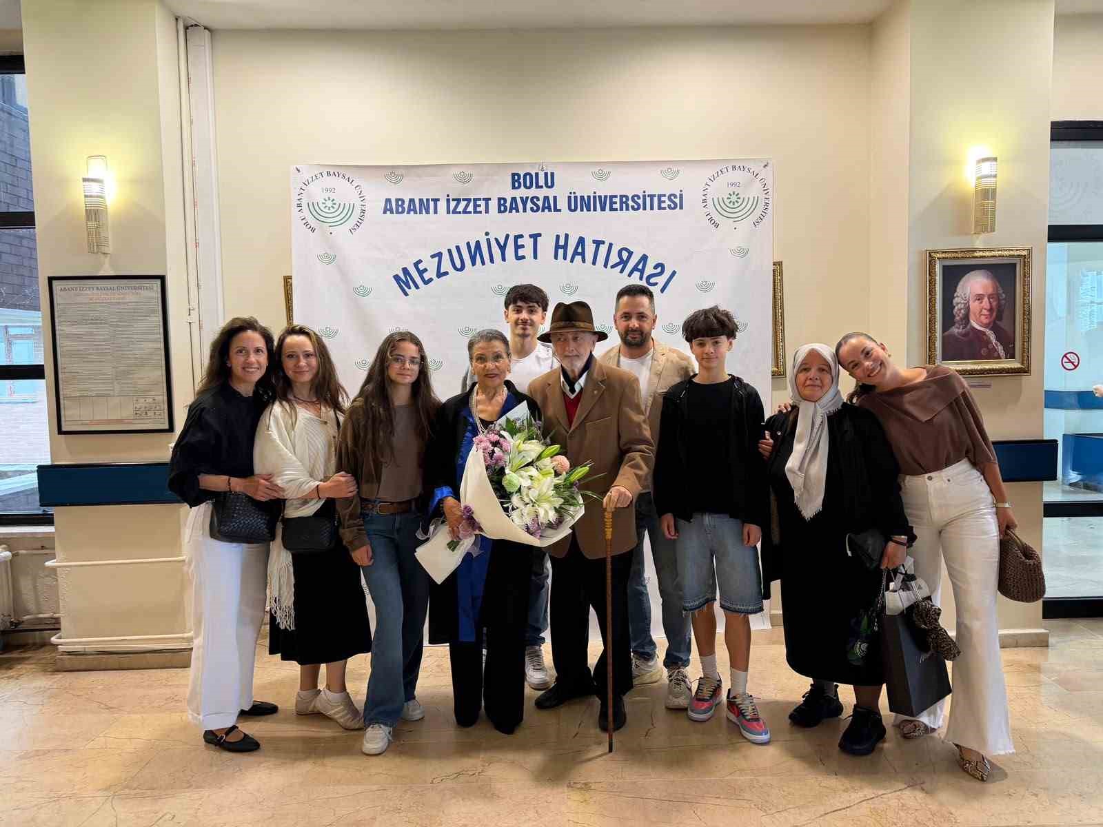 76 yaşında üniversiteden mezun oldu, azmiyle gençlere taş çıkarttı 4 76 yasinda universiteden mezun oldu azmiyle genclere tas cikartti 0 fWKJTfGJ