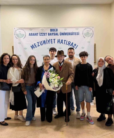 76-yasinda-universiteden-mezun-oldu-azmiyle-genclere-tas-cikartti-LpeZvBBq.jpg
