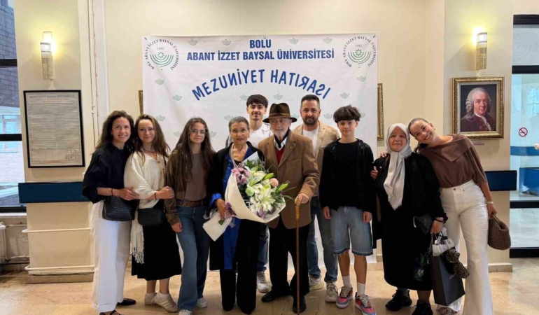 76-yasinda-universiteden-mezun-oldu-azmiyle-genclere-tas-cikartti-LpeZvBBq.jpg