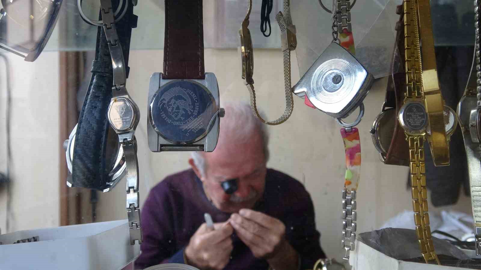 76 yasindaki saat ustasi 61 yildir zamana ayar veriyor 0 OfJqHE8m