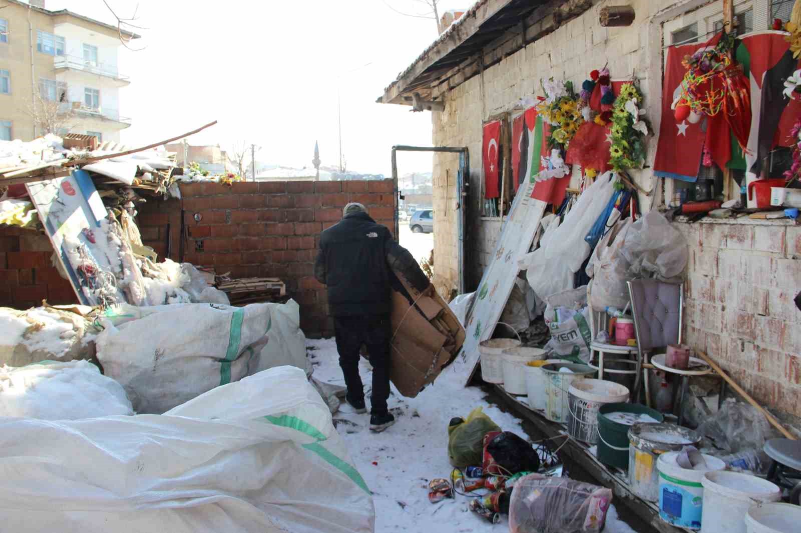 79 yaşındaki adamın bayrak hassasiyeti: Atık toplarken bulduğu bayrakları evinin duvarına asıyor 4 79 yasindaki adamin bayrak hassasiyeti atik toplarken buldugu bayraklari evinin duvarina asiyor 0 JXpblYMw