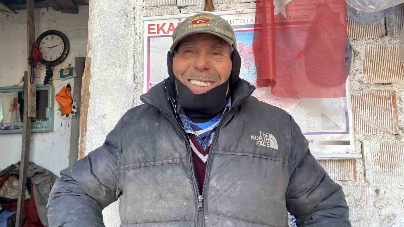 79 yasindaki adamin bayrak hassasiyeti atik toplarken buldugu bayraklari evinin duvarina asiyor 1