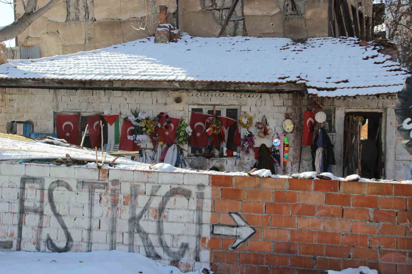 79 yasindaki adamin bayrak hassasiyeti atik toplarken buldugu bayraklari evinin duvarina asiyor 11 zkD1JQBn