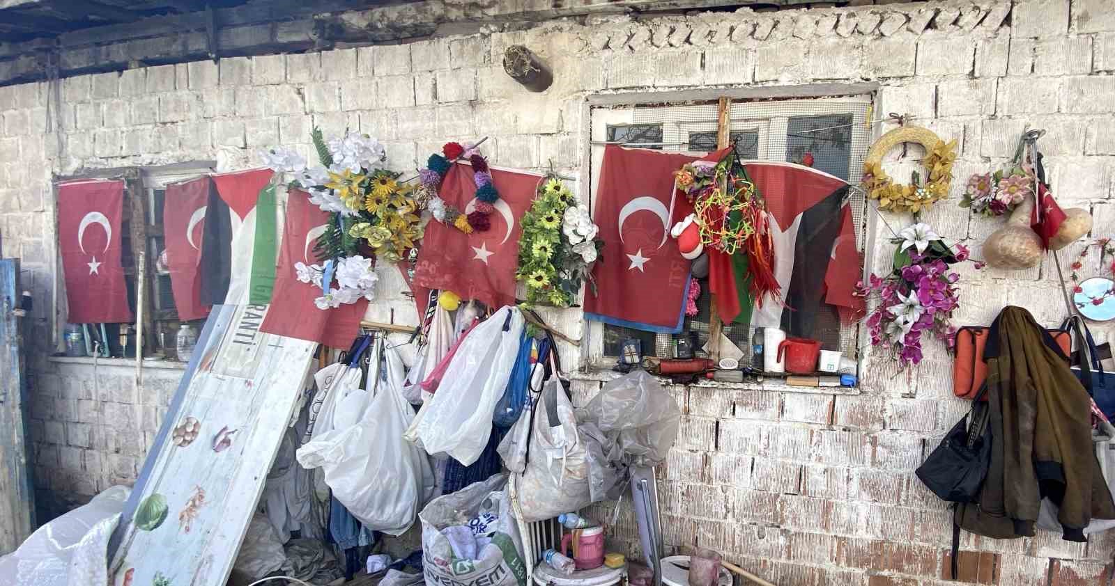79 yasindaki adamin bayrak hassasiyeti atik toplarken buldugu bayraklari evinin duvarina asiyor 2 R8FYTHQL