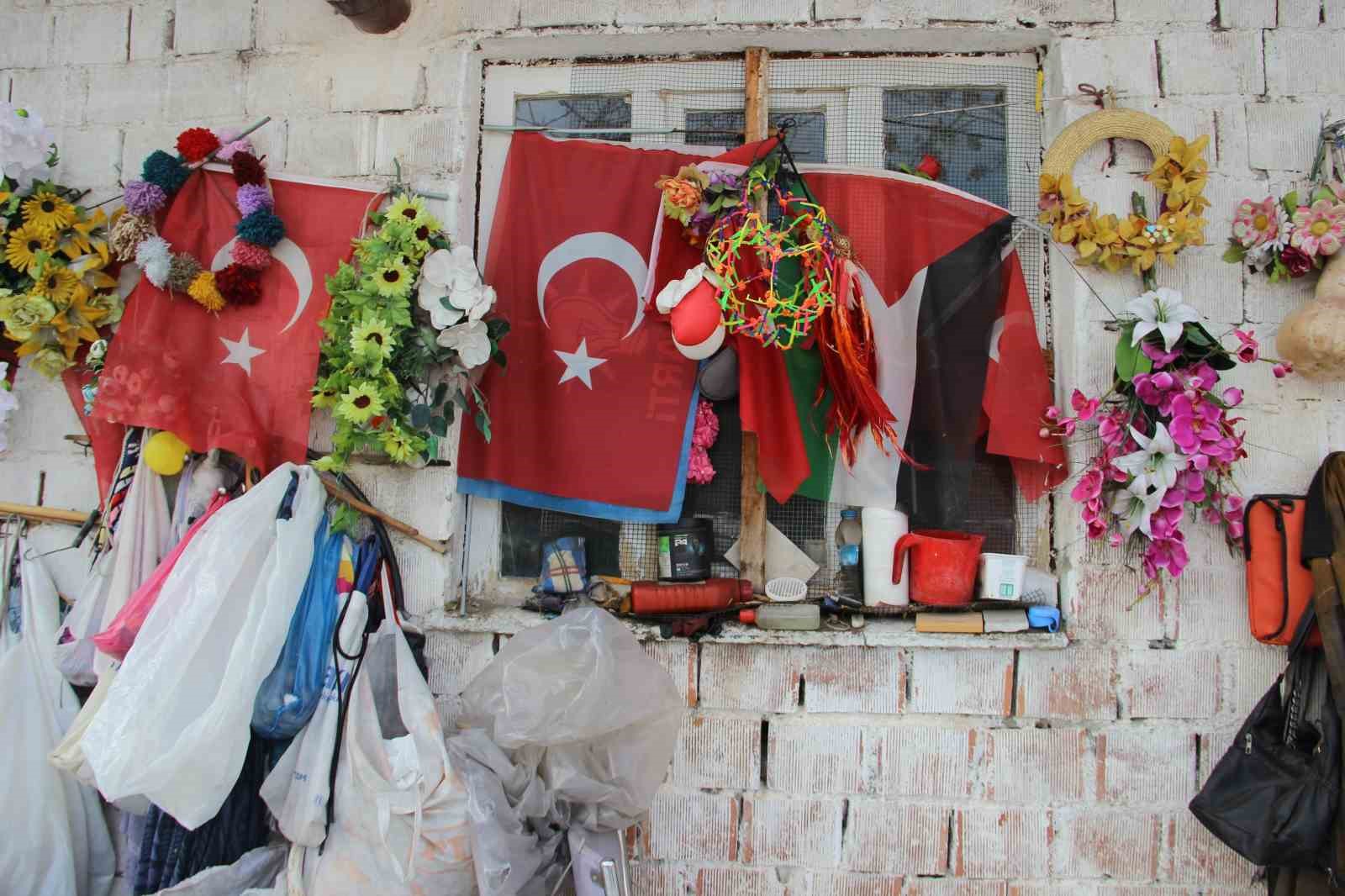 79 yasindaki adamin bayrak hassasiyeti atik toplarken buldugu bayraklari evinin duvarina asiyor 3 MMBpPuzW