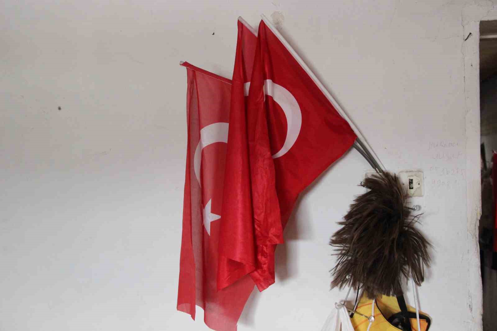 79 yasindaki adamin bayrak hassasiyeti atik toplarken buldugu bayraklari evinin duvarina asiyor 5 WwNzKDve