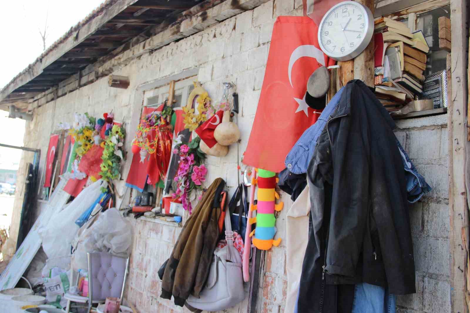79 yaşındaki adamın bayrak hassasiyeti: Atık toplarken bulduğu bayrakları evinin duvarına asıyor 10 79 yasindaki adamin bayrak hassasiyeti atik toplarken buldugu bayraklari evinin duvarina asiyor 6 6UpDILAe
