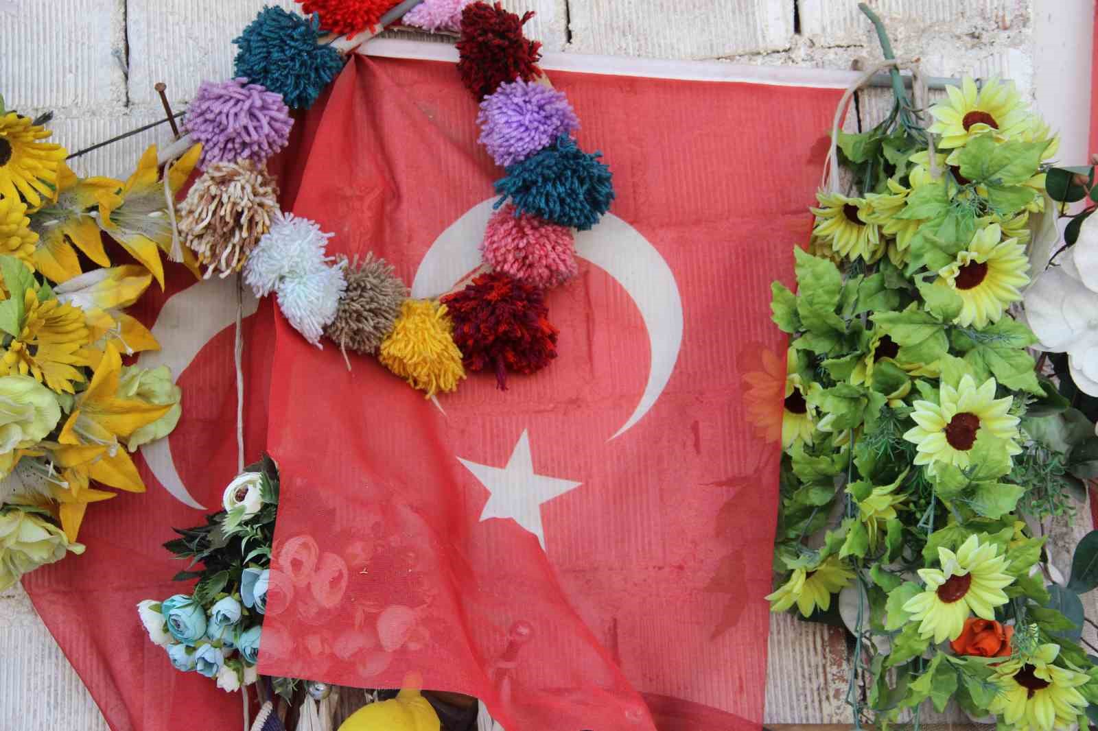 79 yasindaki adamin bayrak hassasiyeti atik toplarken buldugu bayraklari evinin duvarina asiyor 8 S72BscCZ