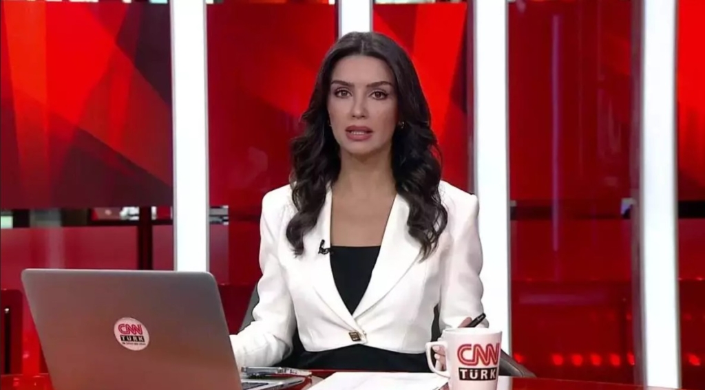 Burçak Bozkuş Kimdir? Canlı Yayında Annesinden Gelen Mesajlarla Gündeme Oturan Spiker Hakkında Merak Edilenler 9 Burçak Bozkuş’un Medya Kariyeri Nasıl Başladı?