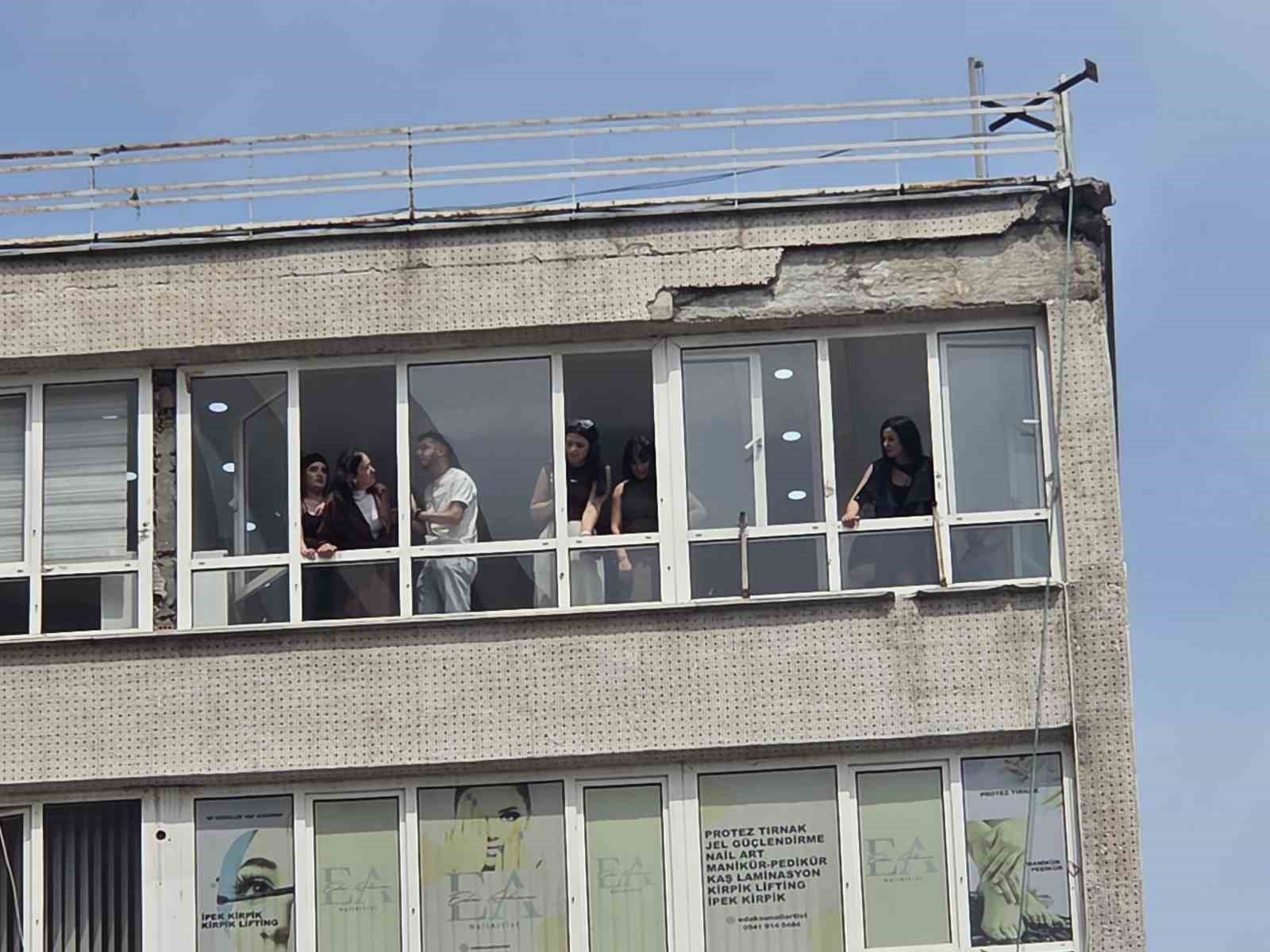 8 katlı iş hanından düşen sıva parçaları 2 kişiyi yaraladı 4 8 katli is hanindan dusen siva parcalari 2 kisiyi yaraladi 0 VDH2ieVX