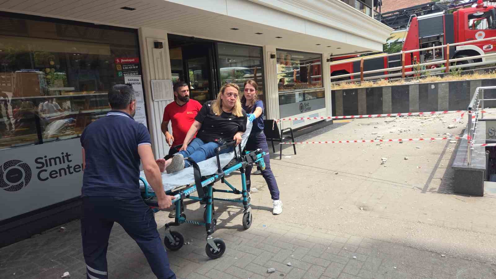 8 katlı iş hanından düşen sıva parçaları 2 kişiyi yaraladı 5 8 katli is hanindan dusen siva parcalari 2 kisiyi yaraladi 1 QNPmW7GI