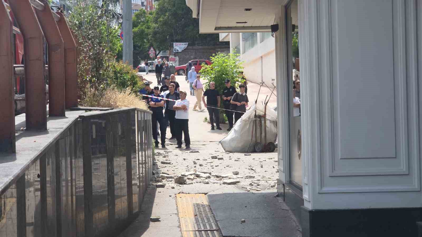8 katlı iş hanından düşen sıva parçaları 2 kişiyi yaraladı 14 8 katli is hanindan dusen siva parcalari 2 kisiyi yaraladi 10 RbT3uge8