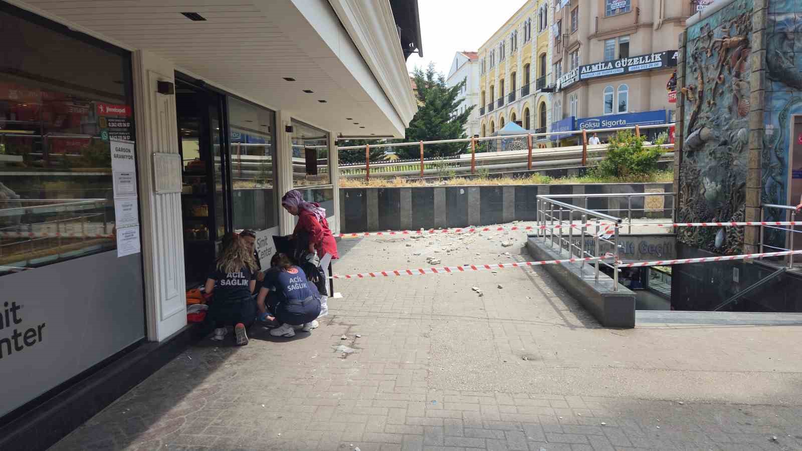 8 katlı iş hanından düşen sıva parçaları 2 kişiyi yaraladı 7 8 katli is hanindan dusen siva parcalari 2 kisiyi yaraladi 3