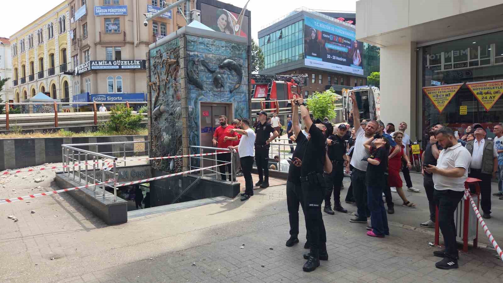 8 katlı iş hanından düşen sıva parçaları 2 kişiyi yaraladı 8 8 katli is hanindan dusen siva parcalari 2 kisiyi yaraladi 4 h9k7XNtR