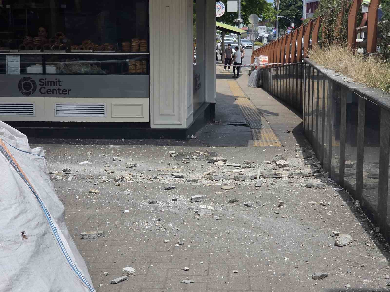 8 katlı iş hanından düşen sıva parçaları 2 kişiyi yaraladı 9 8 katli is hanindan dusen siva parcalari 2 kisiyi yaraladi 5 4JMfFynD