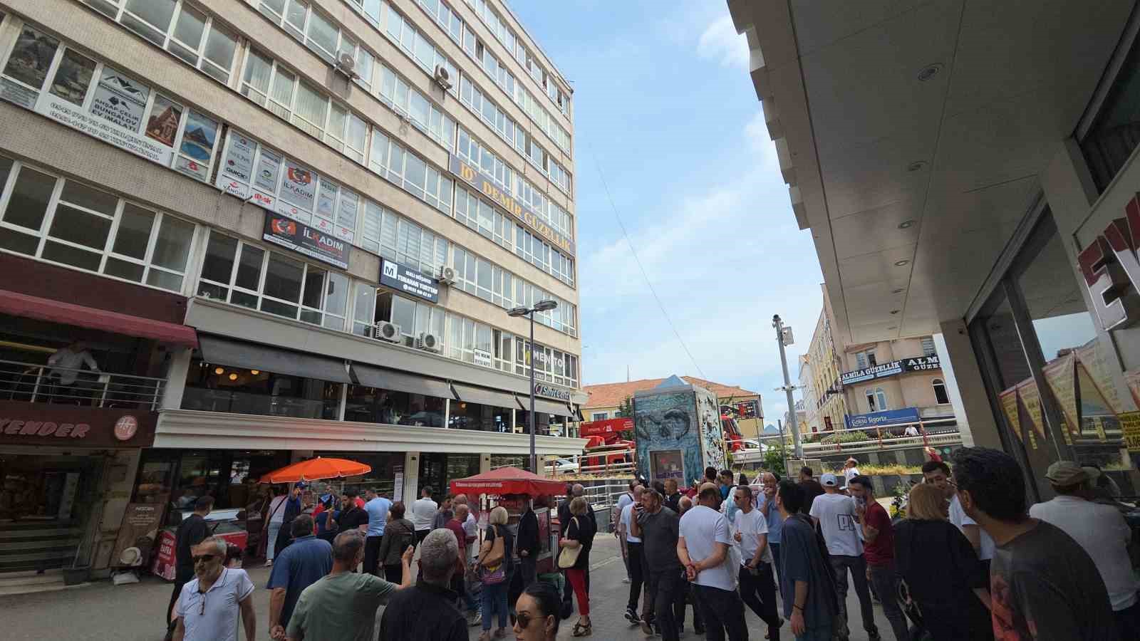 8 katlı iş hanından düşen sıva parçaları 2 kişiyi yaraladı 11 8 katli is hanindan dusen siva parcalari 2 kisiyi yaraladi 7 AGv4dMkY
