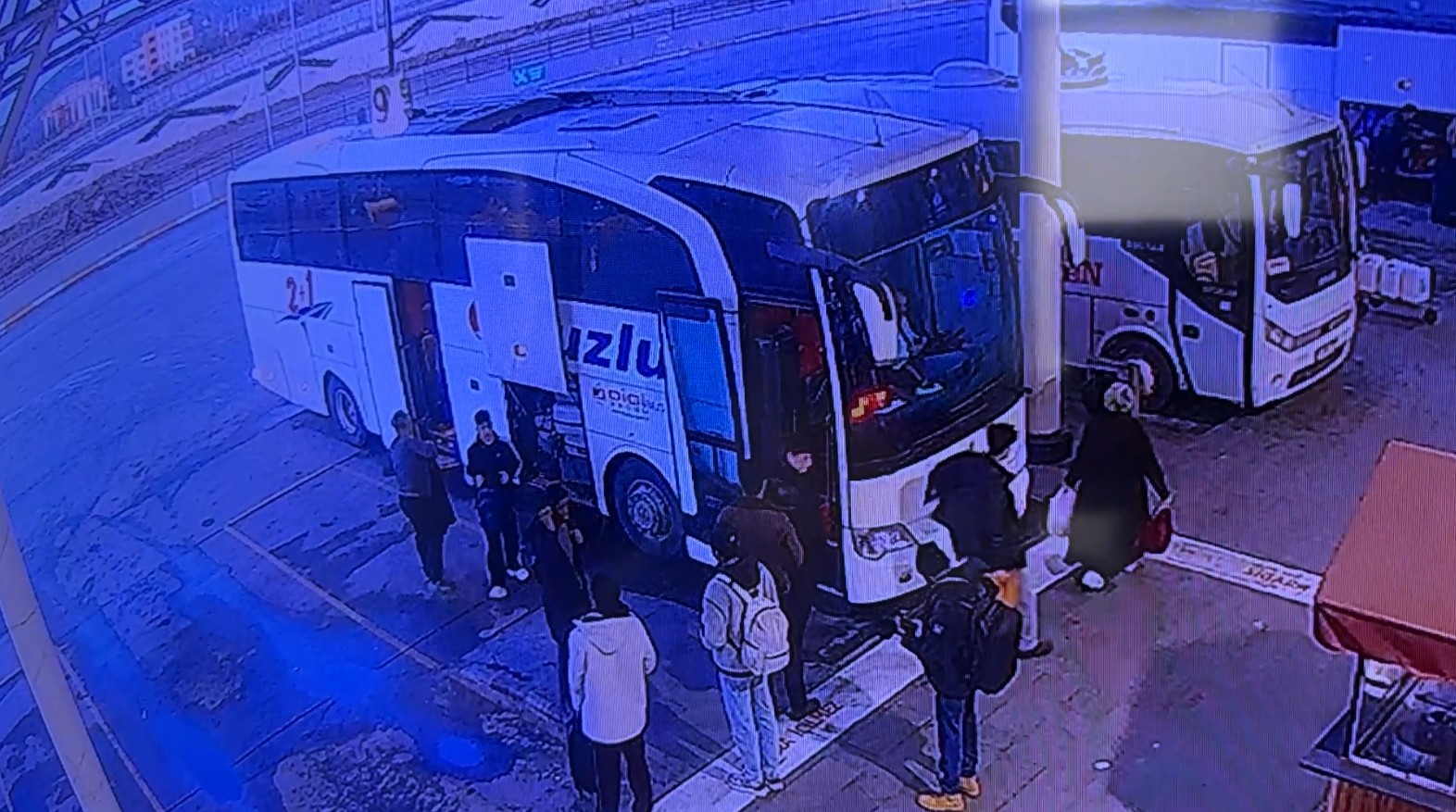 8 kisinin hayatini kaybettigi kazaya karisan otobus ispartadan son kez yolcu alirken goruntulendi 0 9LWHOjz3