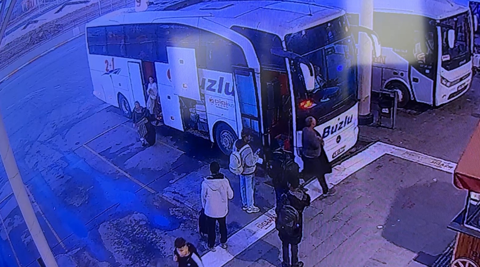 8 kisinin hayatini kaybettigi kazaya karisan otobus ispartadan son kez yolcu alirken goruntulendi 1 jlgNnDSm