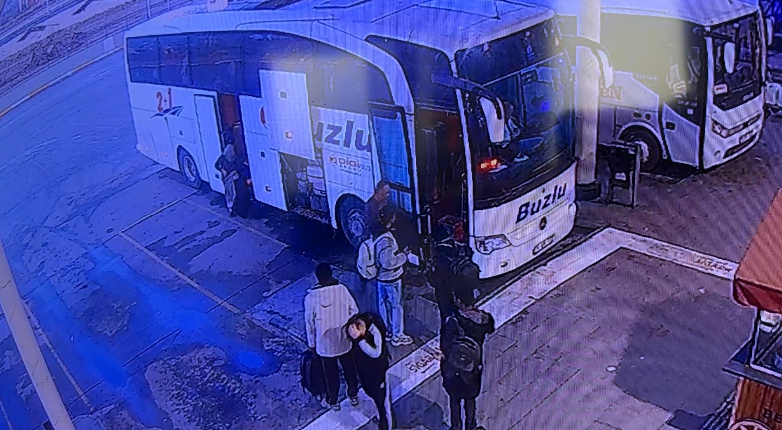 8 kisinin hayatini kaybettigi kazaya karisan otobus ispartadan son kez yolcu alirken goruntulendi 2 lb6iz3Lf