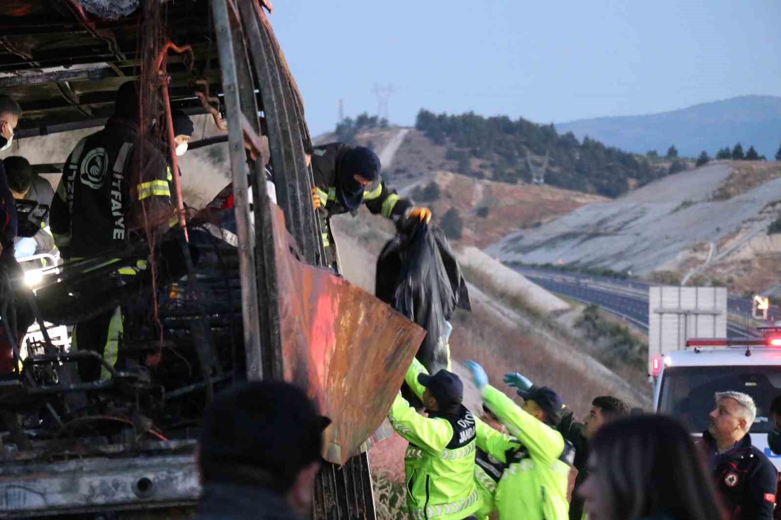 8 kişinin yaşamını yitirdiği kazada cenazeler metal yığınına dönen otobüsten çıkartıldı 4 8 kisinin yasamini yitirdigi kazada cenazeler metal yiginina donen otobusten cikartildi 0