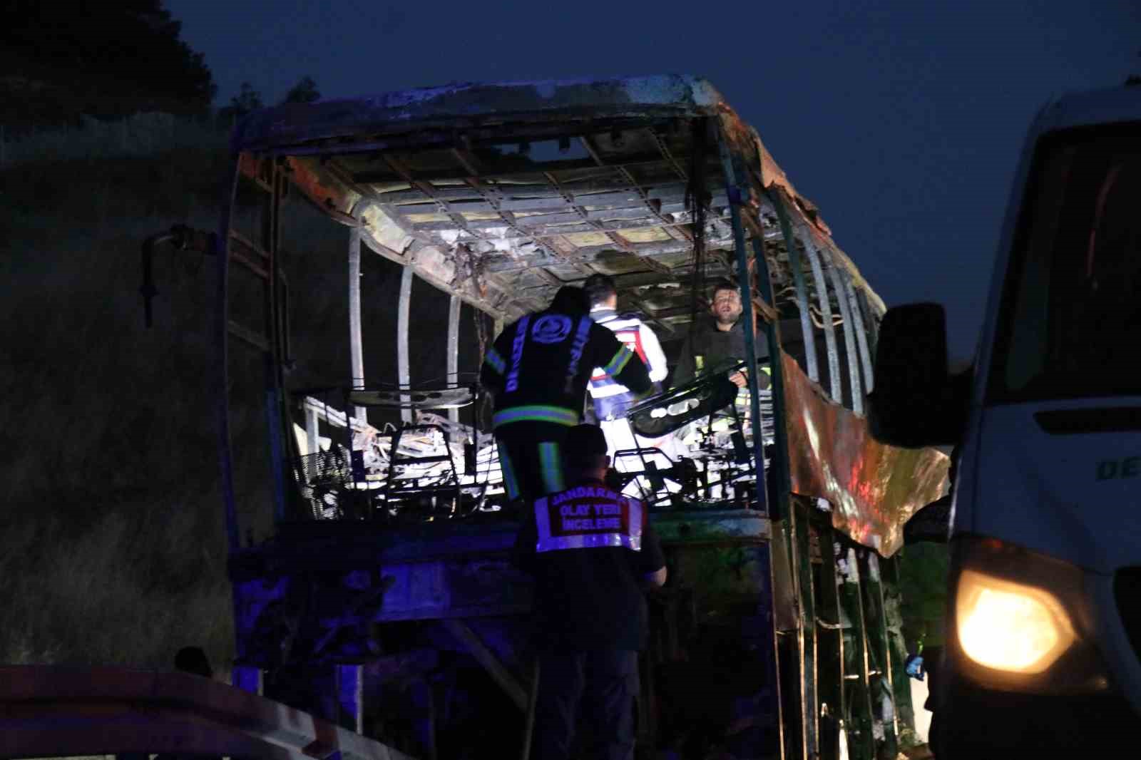 8 kişinin yaşamını yitirdiği kazada cenazeler metal yığınına dönen otobüsten çıkartıldı 7 8 kisinin yasamini yitirdigi kazada cenazeler metal yiginina donen otobusten cikartildi 3 WWGfvBGV