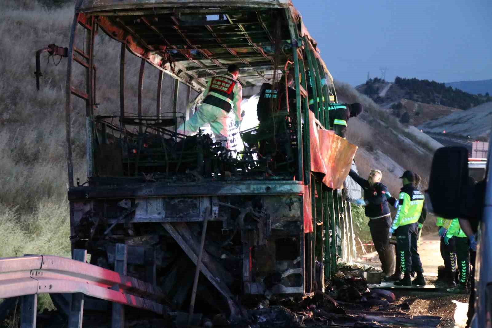 8 kişinin yaşamını yitirdiği kazada cenazeler metal yığınına dönen otobüsten çıkartıldı 13 8 kisinin yasamini yitirdigi kazada cenazeler metal yiginina donen otobusten cikartildi 9