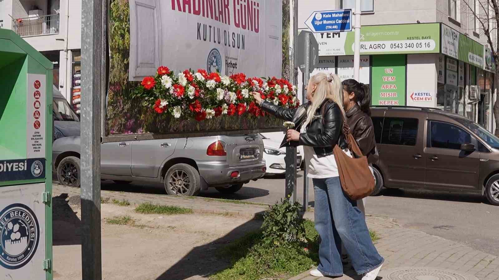 8 martta kestel cicek actikadinlar icin bilboardlarin altina cicek birakildi 1 hYfbUf7q