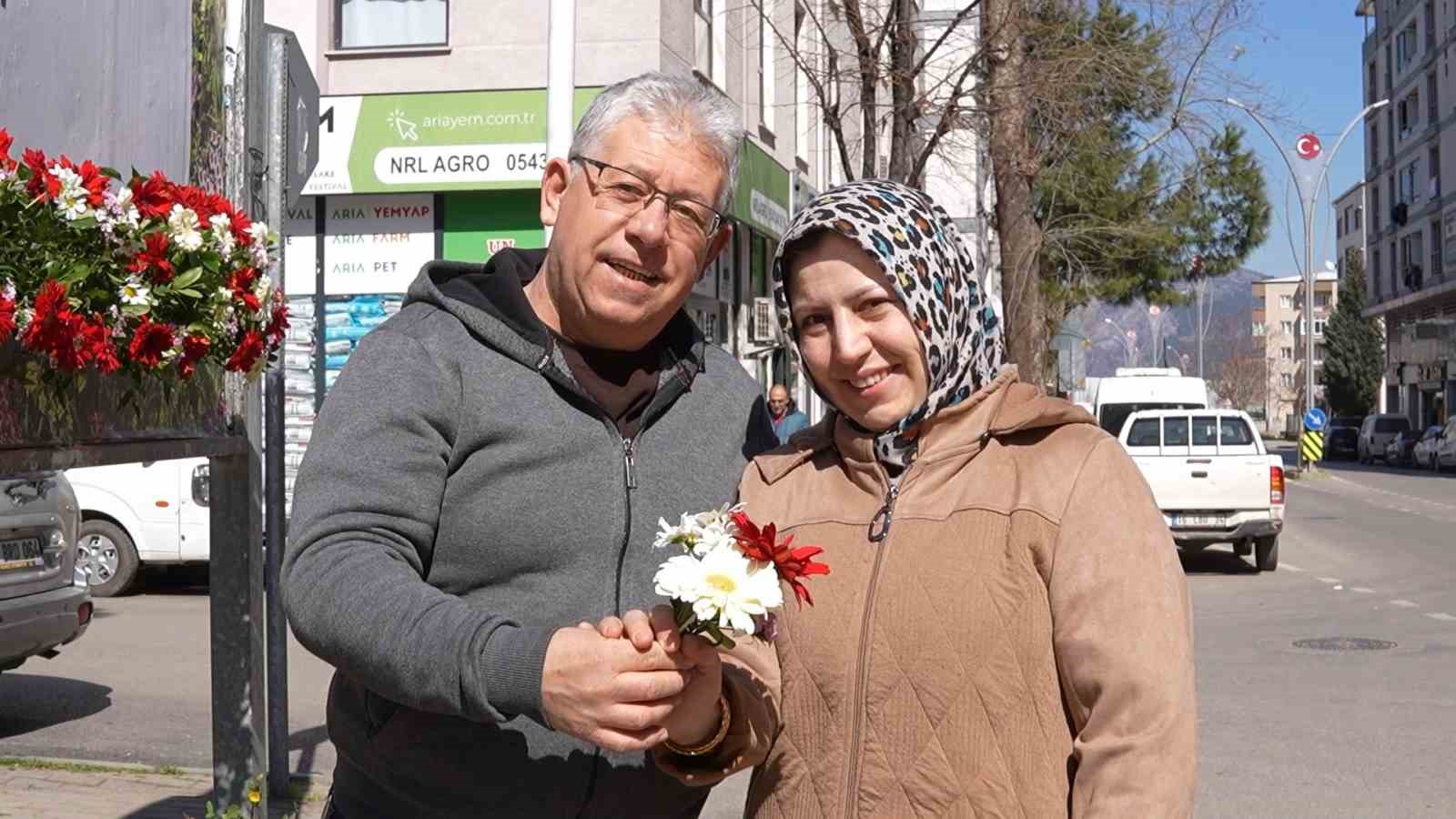8 martta kestel cicek actikadinlar icin bilboardlarin altina cicek birakildi 2 8QyZvKu2
