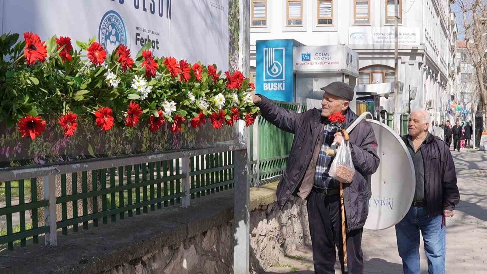 8 martta kestel cicek actikadinlar icin bilboardlarin altina cicek birakildi 3 FDmbgPgG