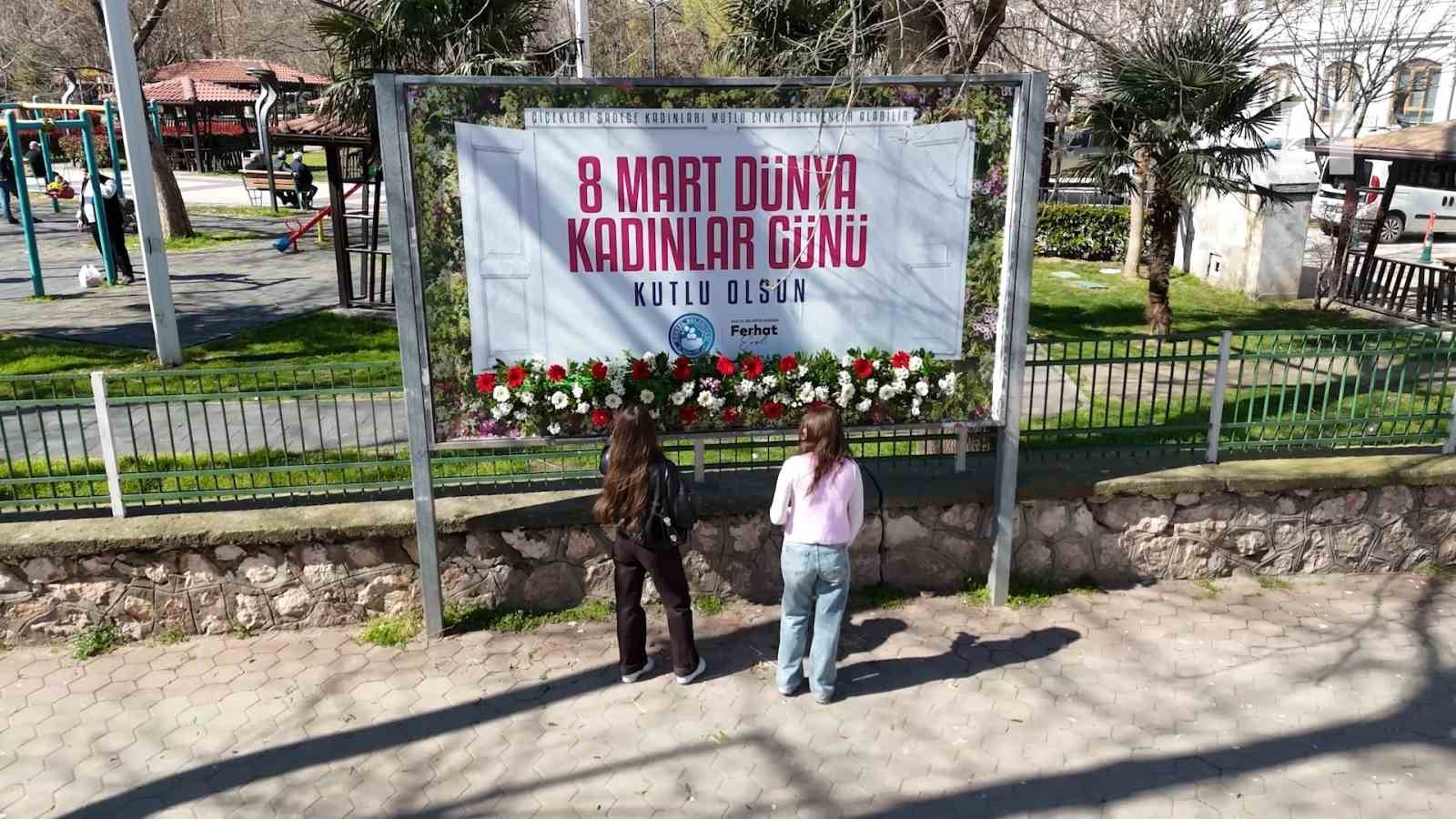8 martta kestel cicek actikadinlar icin bilboardlarin altina cicek birakildi 4 jwRqcCpA