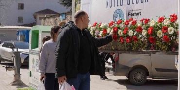 8-martta-kestel-cicek-actikadinlar-icin-bilboardlarin-altina-cicek-birakildi-HhTs1uOH.jpg