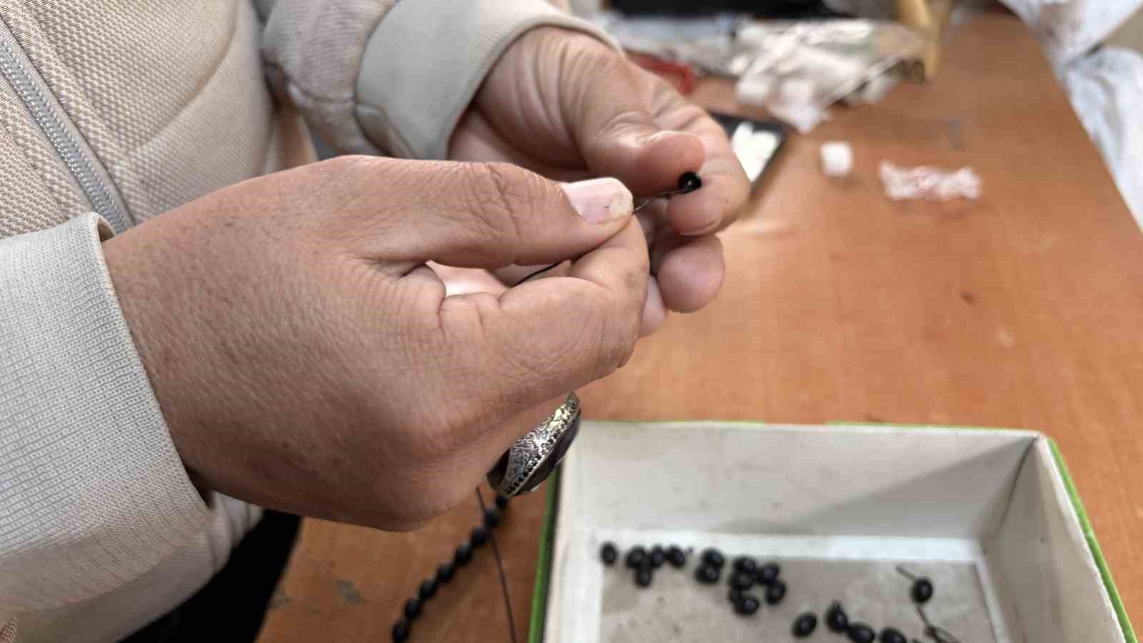 8 metrekare dukk nda 30 yildir tespih tamir ediyor 1 Ci2nwnI1