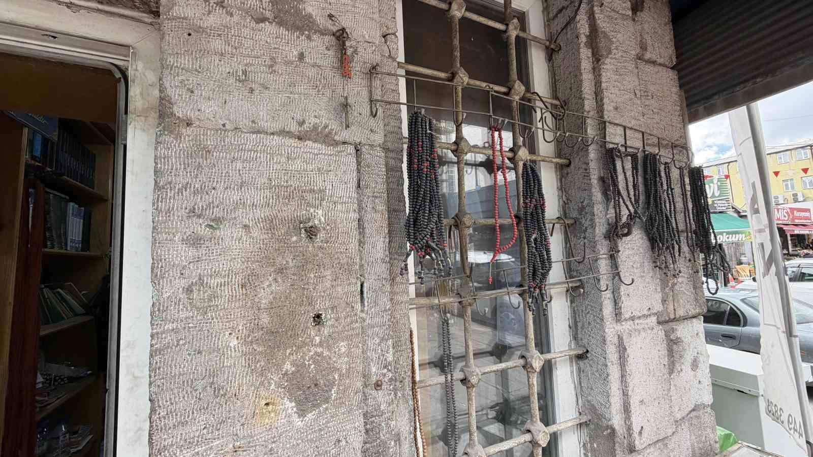 8 metrekare dukk nda 30 yildir tespih tamir ediyor 2 YTzWbfP8