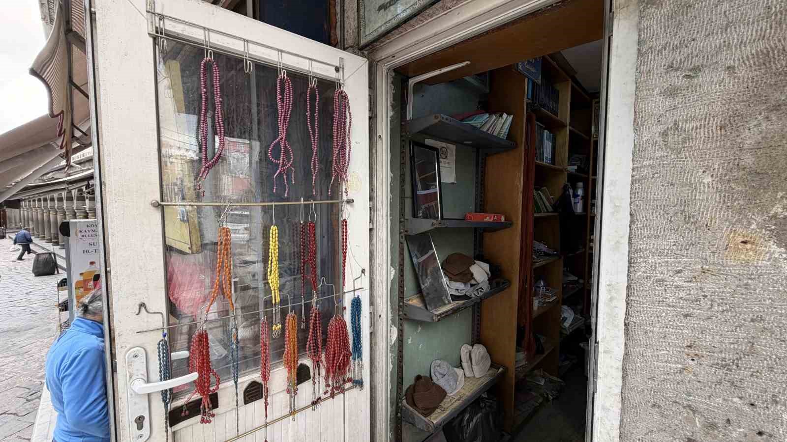 8 metrekare dukk nda 30 yildir tespih tamir ediyor 3 GOh7NUwC