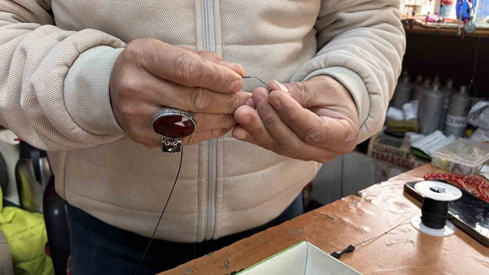 8 metrekare dukk nda 30 yildir tespih tamir ediyor 5 7COmmLcB
