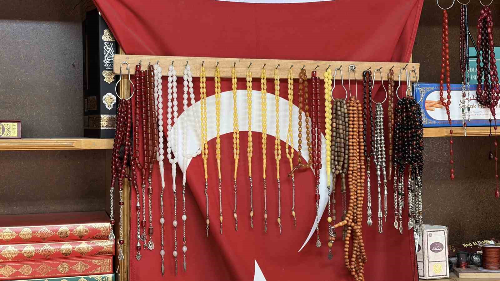 8 metrekare dukk nda 30 yildir tespih tamir ediyor 6 Dn1Vkvzh