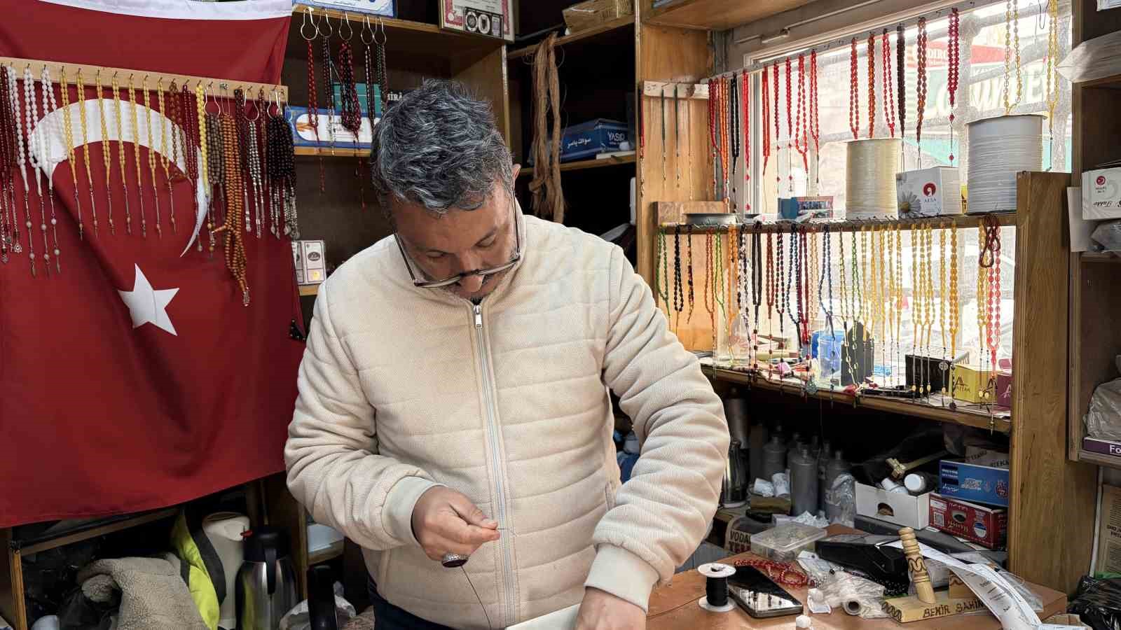 8 metrekare dukk nda 30 yildir tespih tamir ediyor 7