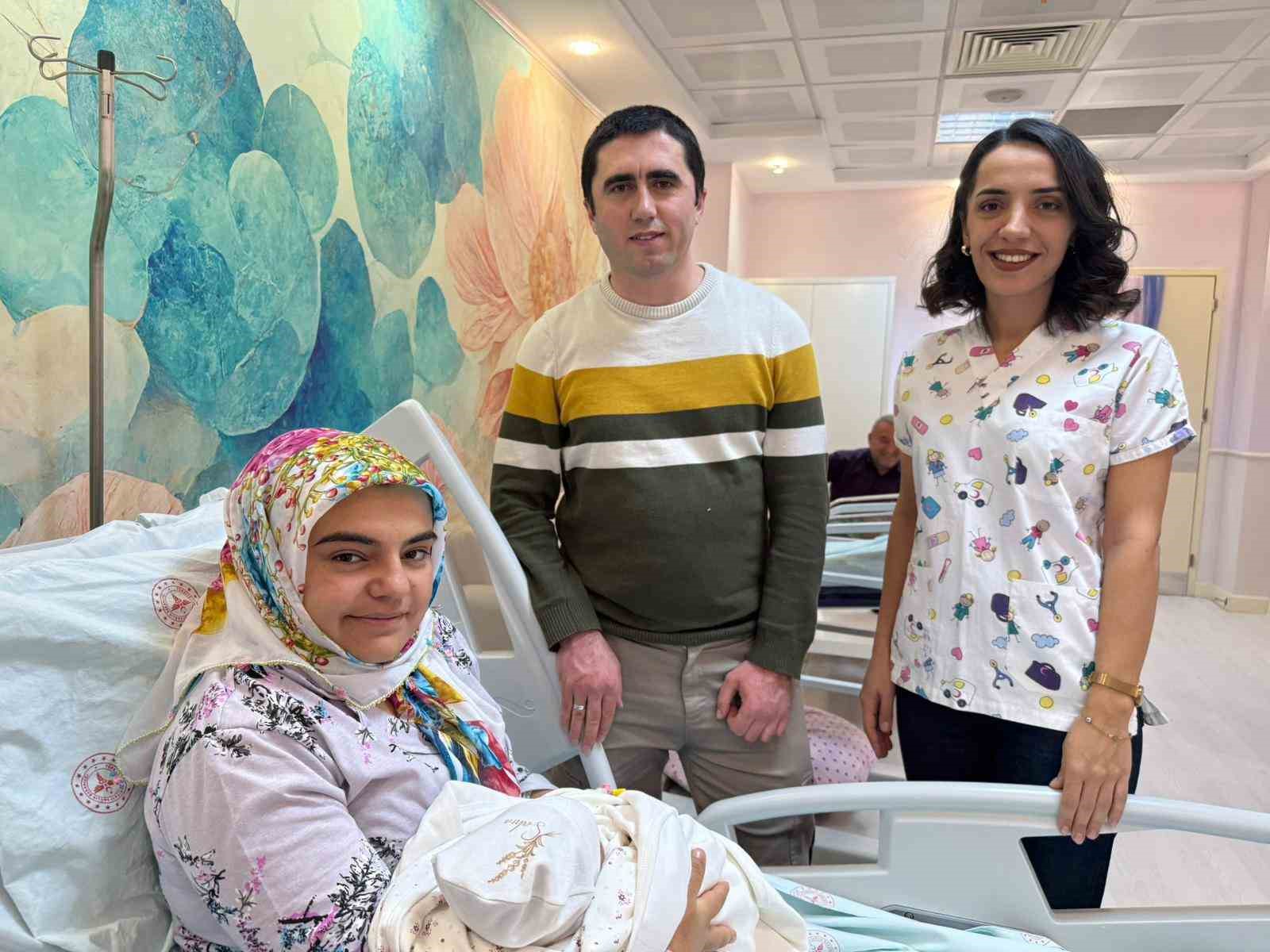 8 yillik evlat hasreti yilbasinda son buldu tuncelide 2026nin ilk bebegi sahra dunyaya gozlerini FMfJdYUB