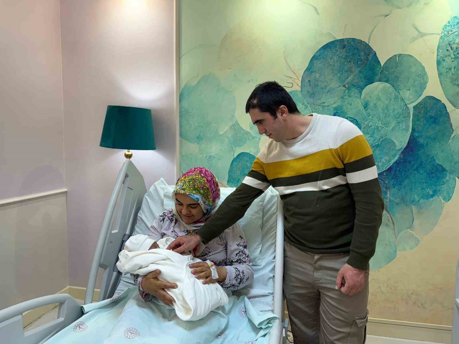 8 yillik evlat hasreti yilbasinda son buldu tuncelide 2026nin ilk bebegi sahra dunyaya gozlerini G7V1tiiA