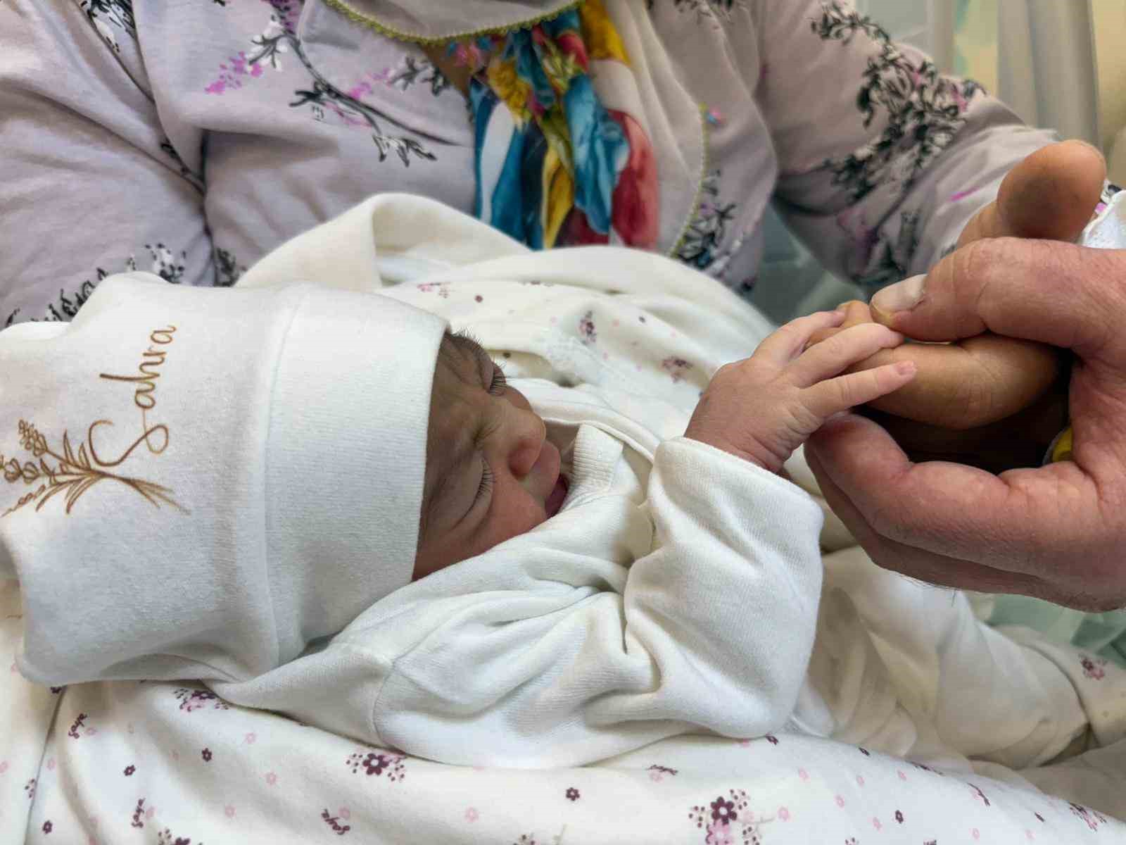 8 yillik evlat hasreti yilbasinda son buldu tuncelide 2026nin ilk bebegi sahra dunyaya gozlerini Y1nWLgMe