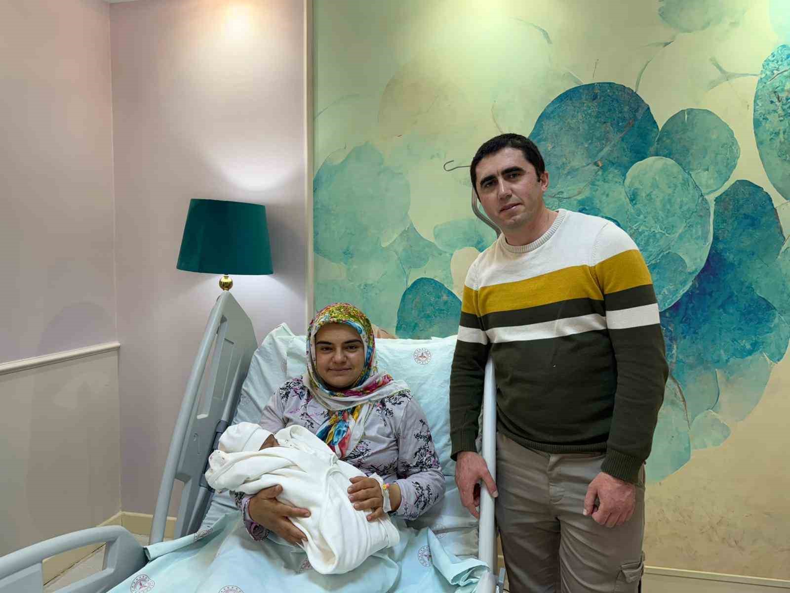 8 yillik evlat hasreti yilbasinda son buldu tuncelide 2026nin ilk bebegi sahra dunyaya gozlerini apW37nvK