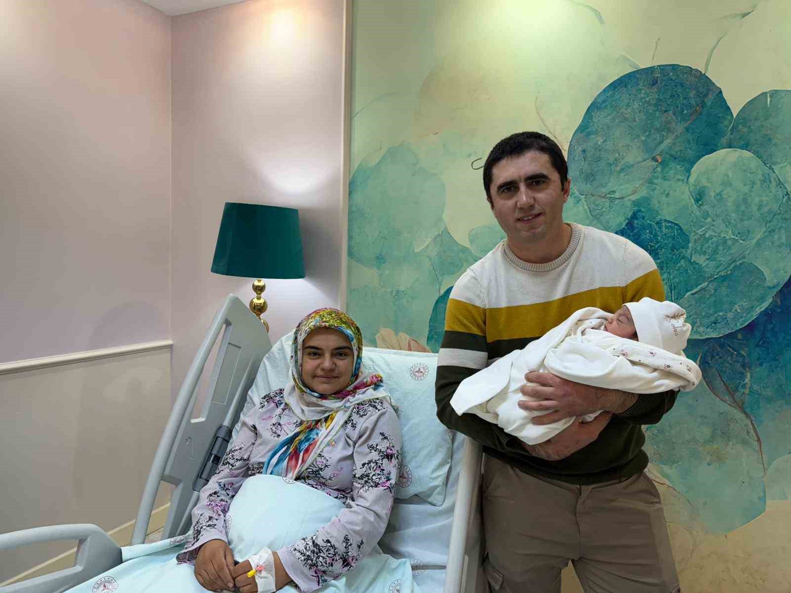 8 yillik evlat hasreti yilbasinda son buldu tuncelide 2026nin ilk bebegi sahra dunyaya gozlerini gtw6aXaP
