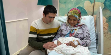 8-yillik-evlat-hasreti-yilbasinda-son-buldu-tuncelide-2026nin-ilk-bebegi-sahra-dunyaya-gozlerini-mF2HbztD.jpg