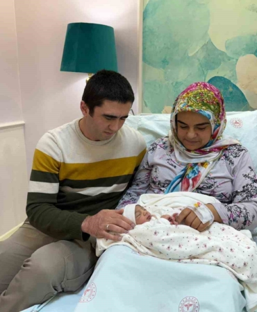 8-yillik-evlat-hasreti-yilbasinda-son-buldu-tuncelide-2026nin-ilk-bebegi-sahra-dunyaya-gozlerini-mF2HbztD.jpg